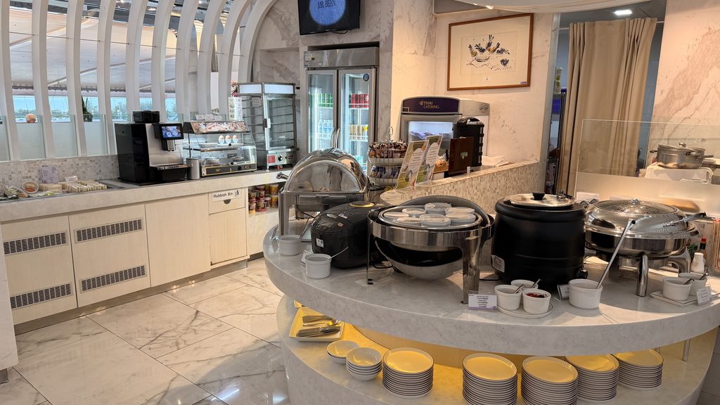 Royal Orchid Loungeのフードコーナー