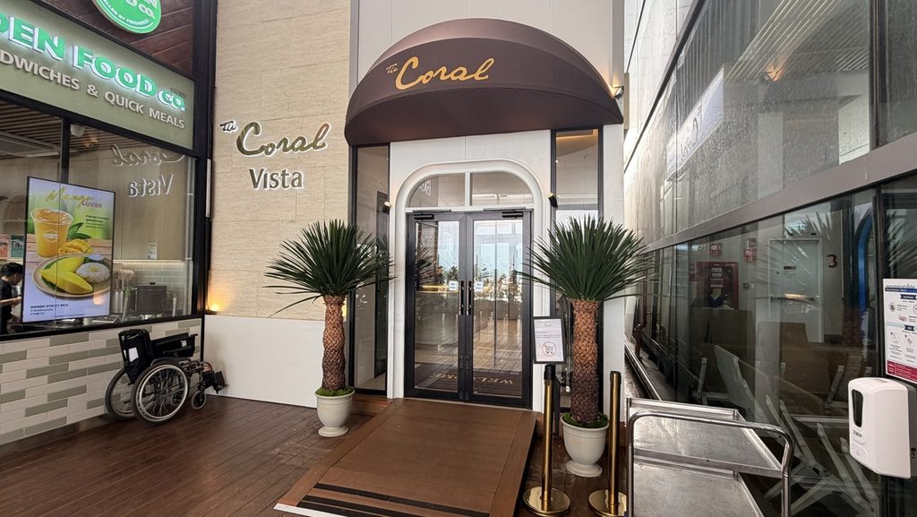 入口に「The Coral Vista」と掲げられたラウンジ