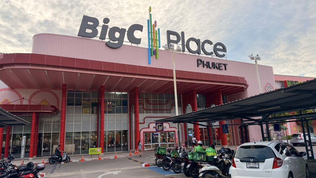 Big C Place Phuketの大きな看板がある建物