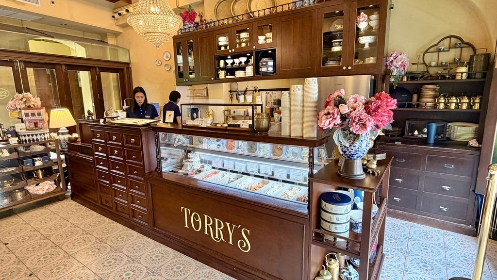 木製カウンターとアイスのショーケースがあるTORRY'Sの店内