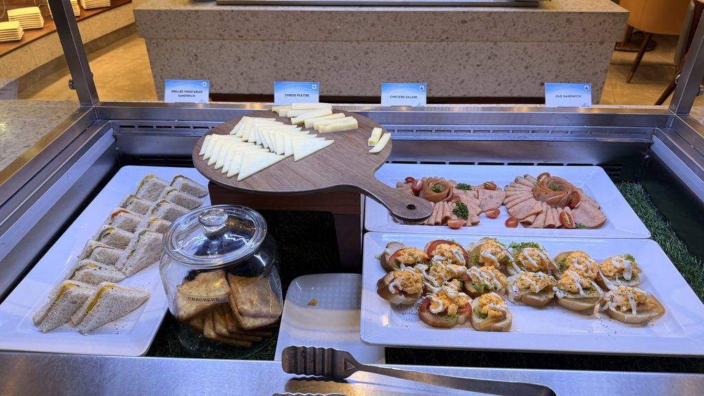 サンドイッチやチーズなどの冷たい料理
