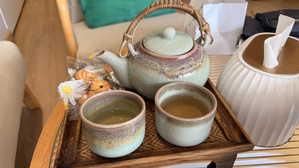 急須と2つの湯飲み、小さな菓子をのせたトレー