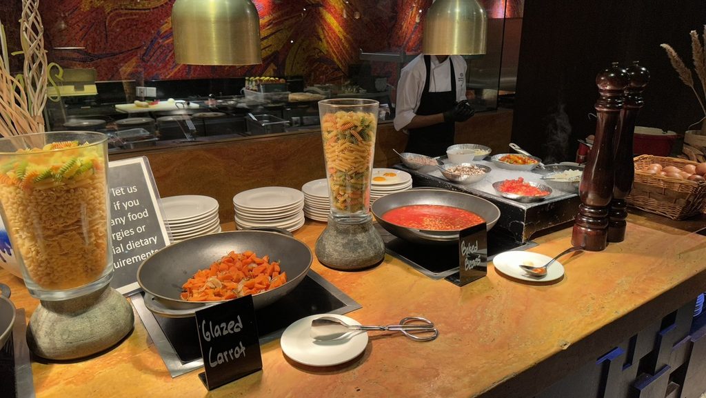 エッセンスの朝食に並んだ温かい料理と卵料理コーナー