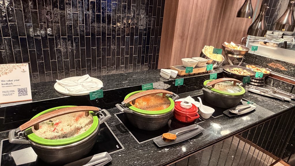 鍋料理が並ぶSilverKris Loungeのフードコーナー