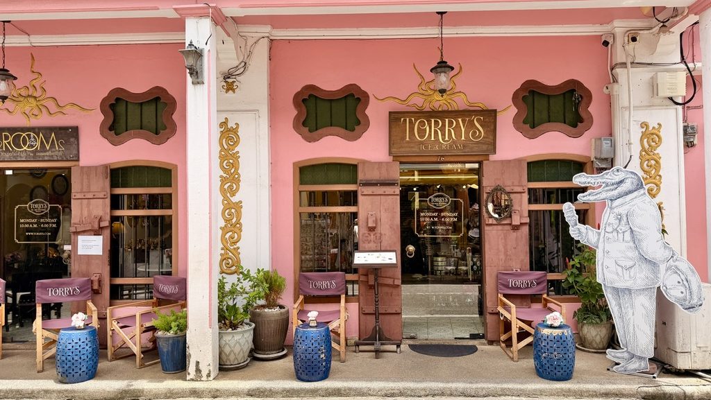ピンクの外壁と木製の扉があるTORRY'Sの店先