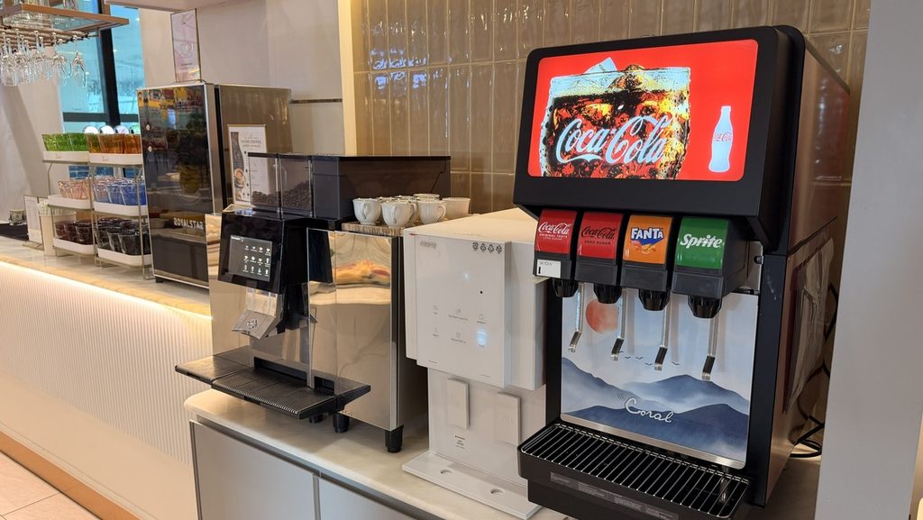 コーヒーマシンとソフトドリンクのサーバー