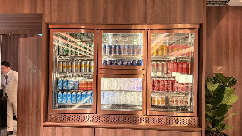 ビールやソフトドリンクが並ぶ冷蔵庫