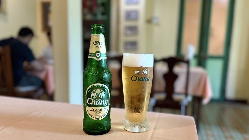 Rayaのテーブルに置かれたチャーンビールの瓶とグラス