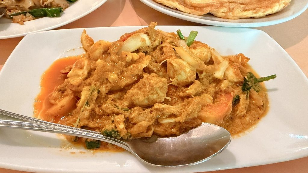 カニ身と野菜が入ったカレー粉炒め