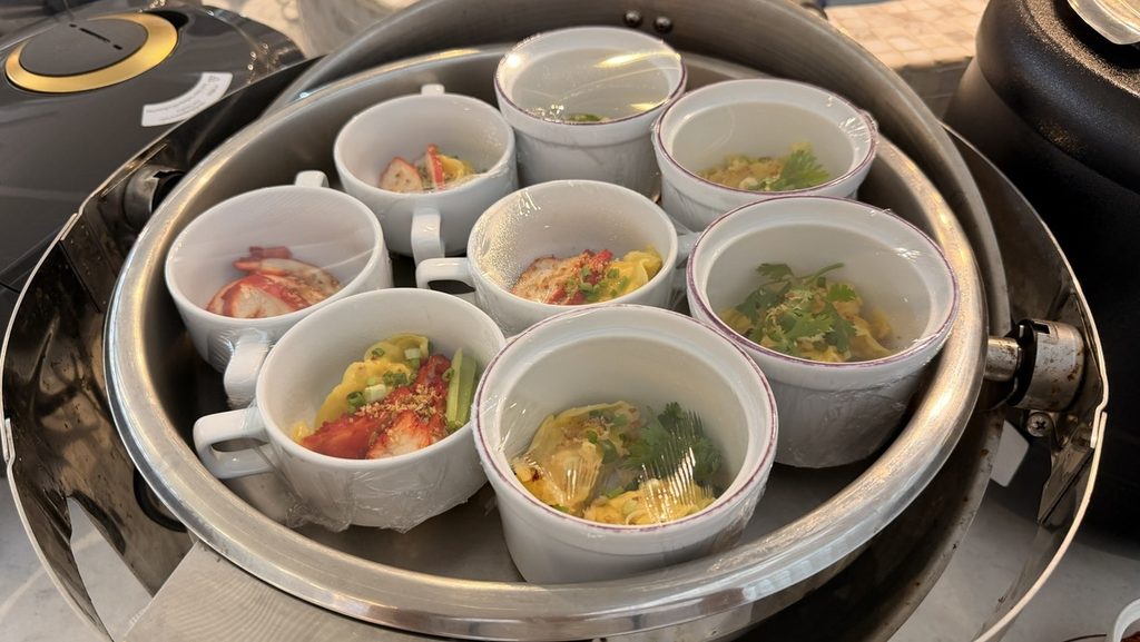 カップに小分けされた麺料理