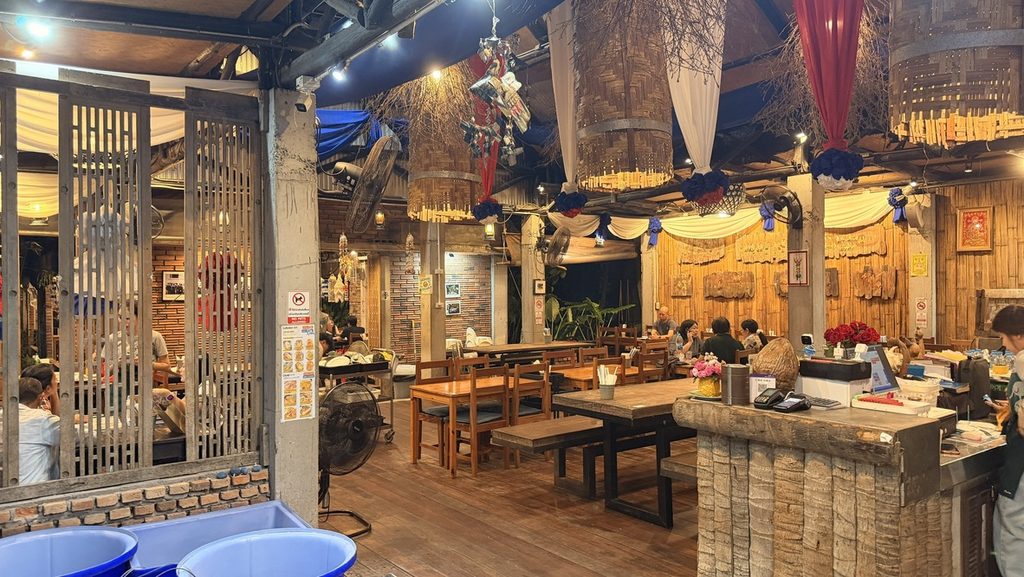 竹や木を使った内装と編み込みの照明があるKin Deeの店内