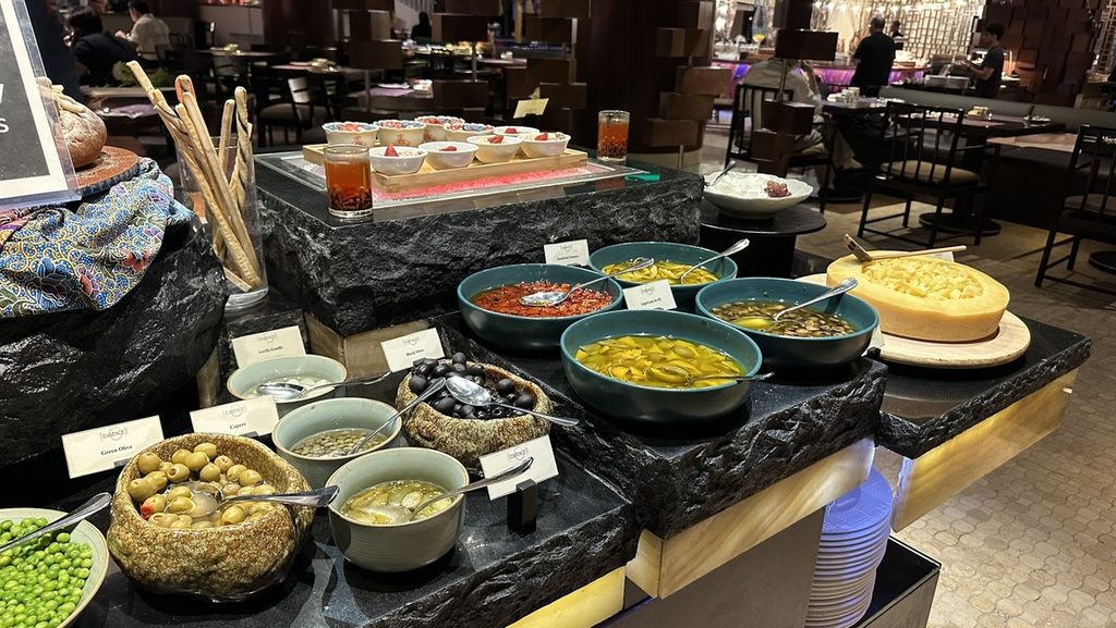 エッセンスの朝食に並んだチーズと薬味