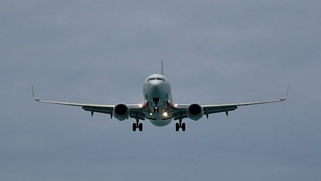 着陸する飛行機を正面から捉えた写真