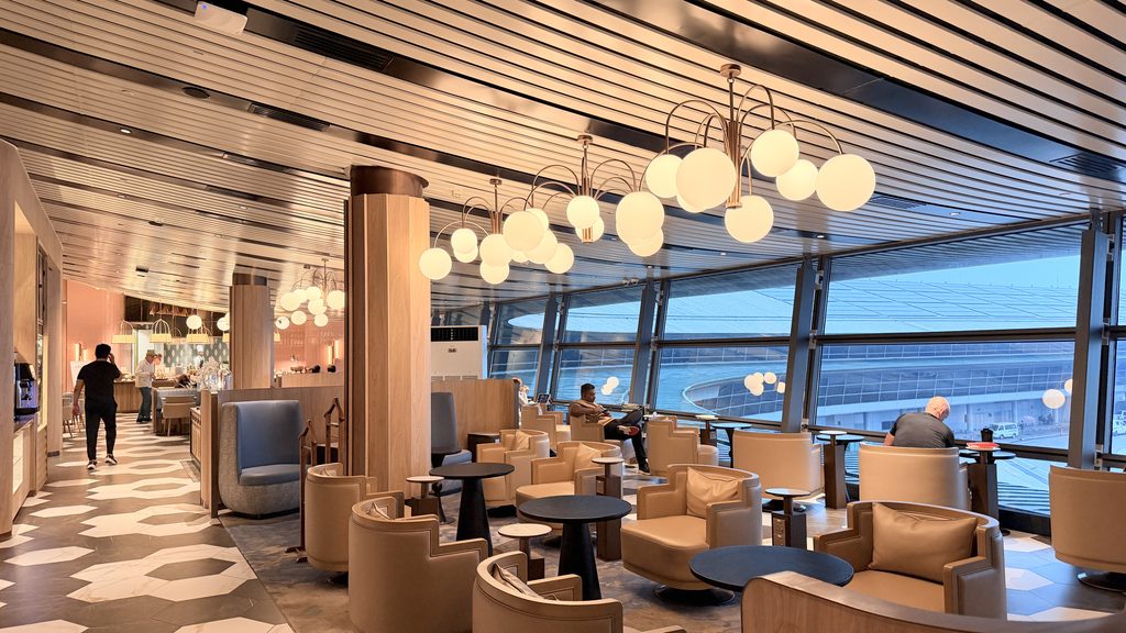 窓沿いに座席が並ぶGLOBAL LOUNGE
