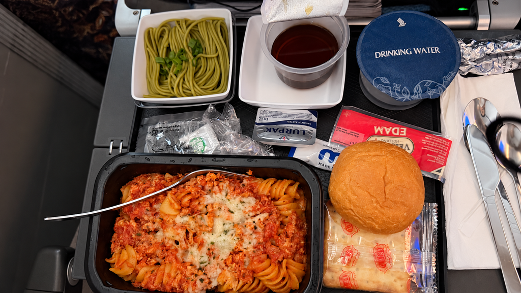 SQ634の機内食、チキンとトマトのベイクドパスタと茶そば