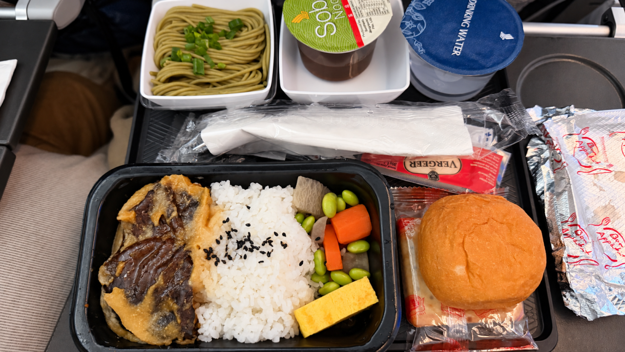 SQ634の機内食、サーモンの味噌仕立てと白飯、茶そば