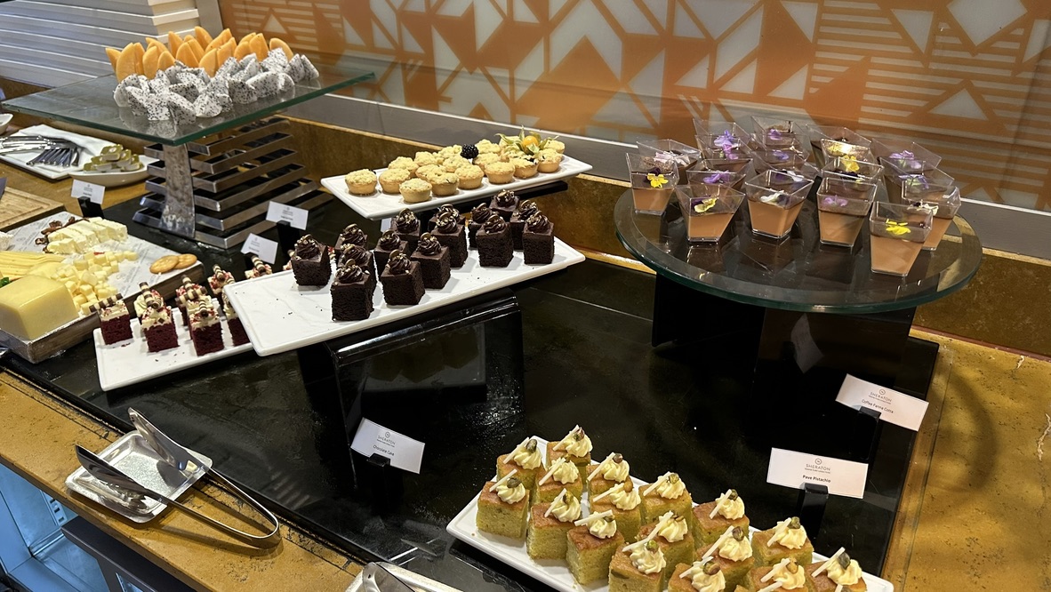 シェラトン・インペリアル・クアラルンプールのクラブラウンジに並ぶケーキとムース